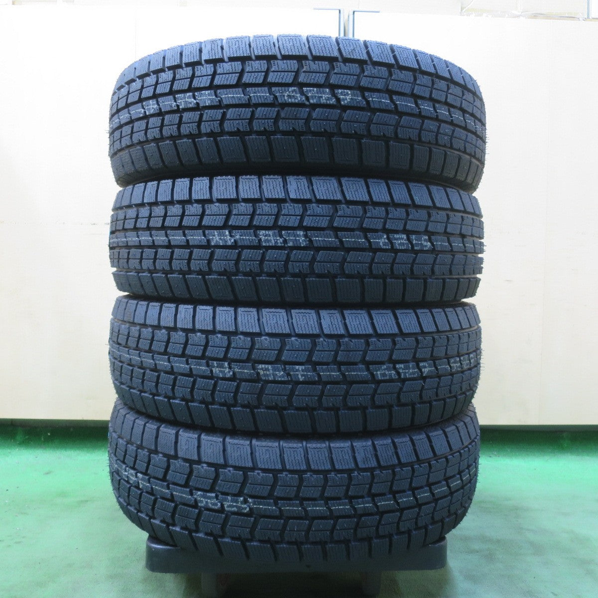 未使用！25年★スタッドレス 195/60R17 グッドイヤー アイスナビ7 タイヤ 17インチ ライズ ロッキー 60系 プリウス 等★6030414イスタ