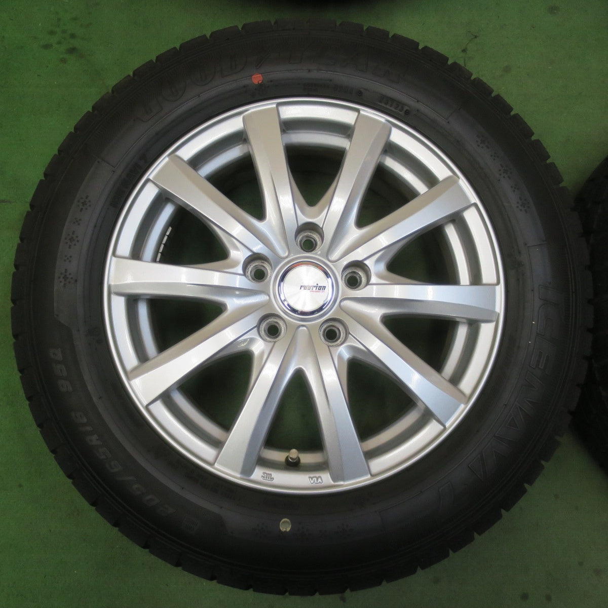 バリ溝！23年！キレイ！9.5分★スタッドレス 205/65R16 グッドイヤー アイスナビ7 ravrion RS01 ラブリオン 16インチ PCD114.3/5H★6021308イス