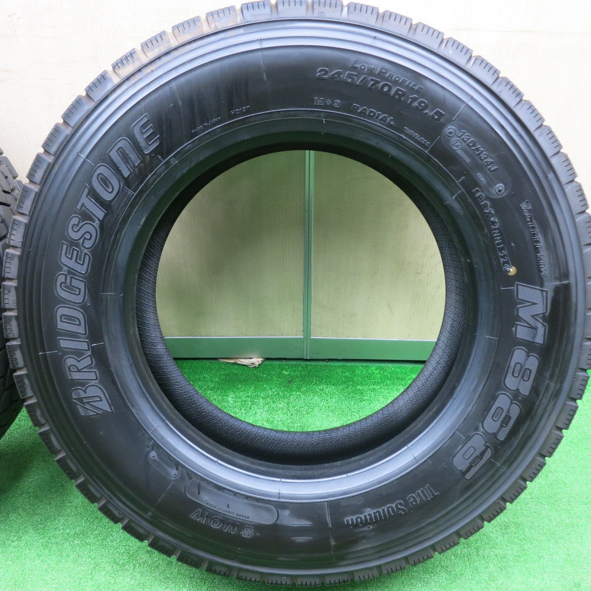 [送料無料] ほぼ未使用！24年★トラック タイヤ 245/70R19.5 136/134J ブリヂストン M888 ミックス オールシーズン 19.5インチ★4101601HAノタ