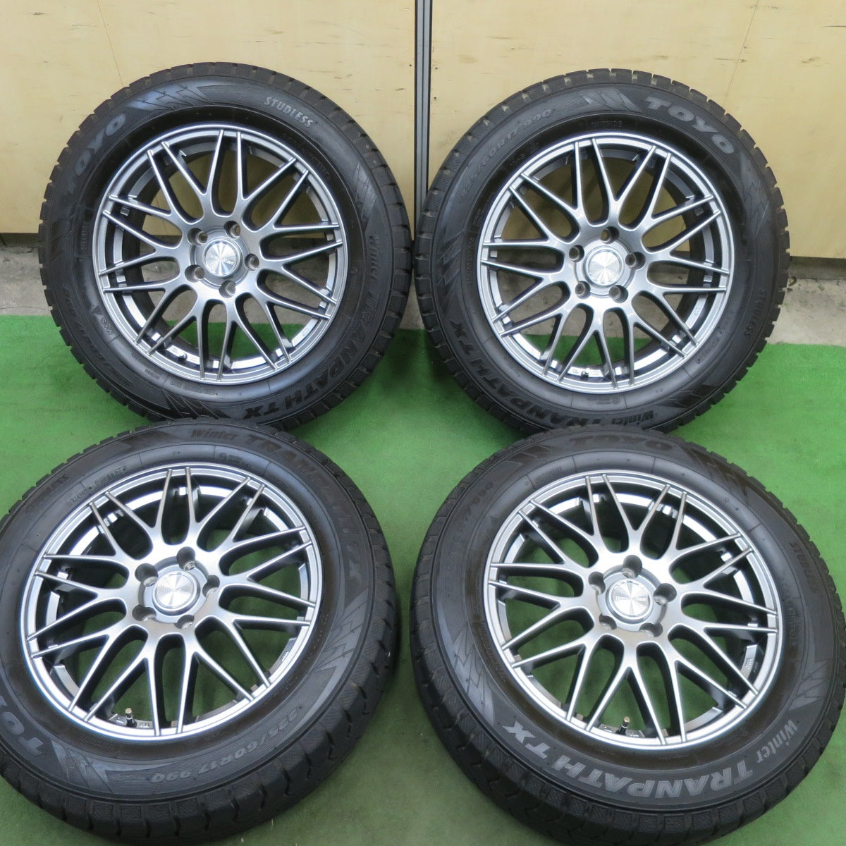 バリ溝！24年！キレイ！9.5分★スタッドレス 225/60R17 トーヨー ウインター トランパス TX Humanline MM-022 ヒューマンライン 17インチ PCD114.3/5H★6041402TTス