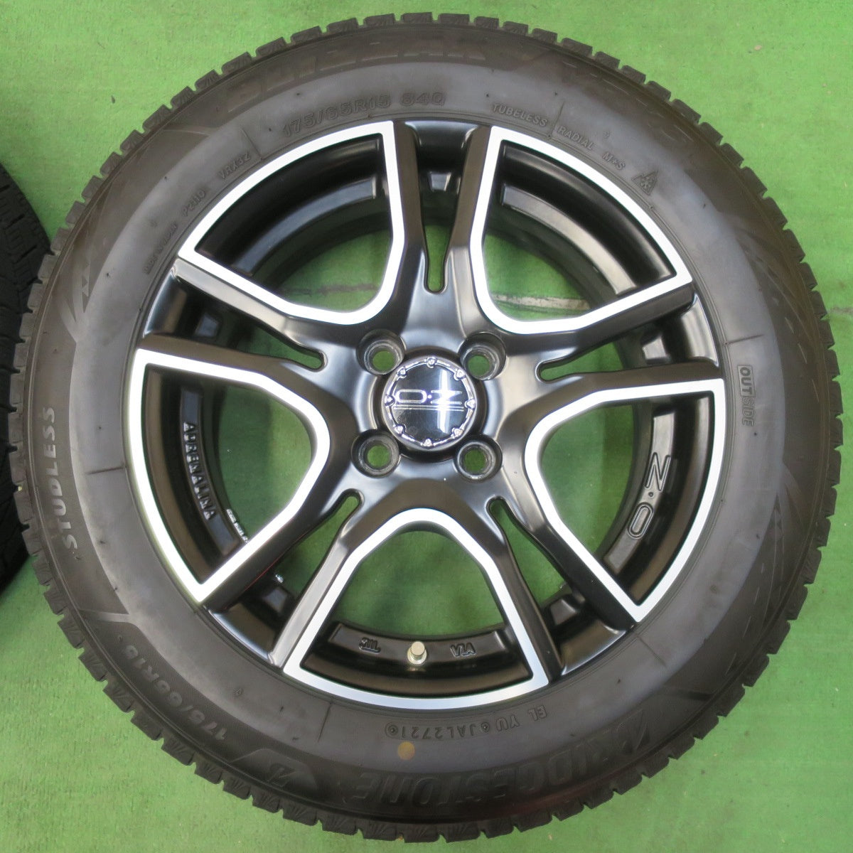 [送料無料] バリ溝！21年！キレイ！8.5分★O・Z ADRENALINA 175/65R15 スタッドレス ブリヂストン ブリザック VRX3 OZ アドレナリーナ 15インチ PCD100/4H★5010708イス