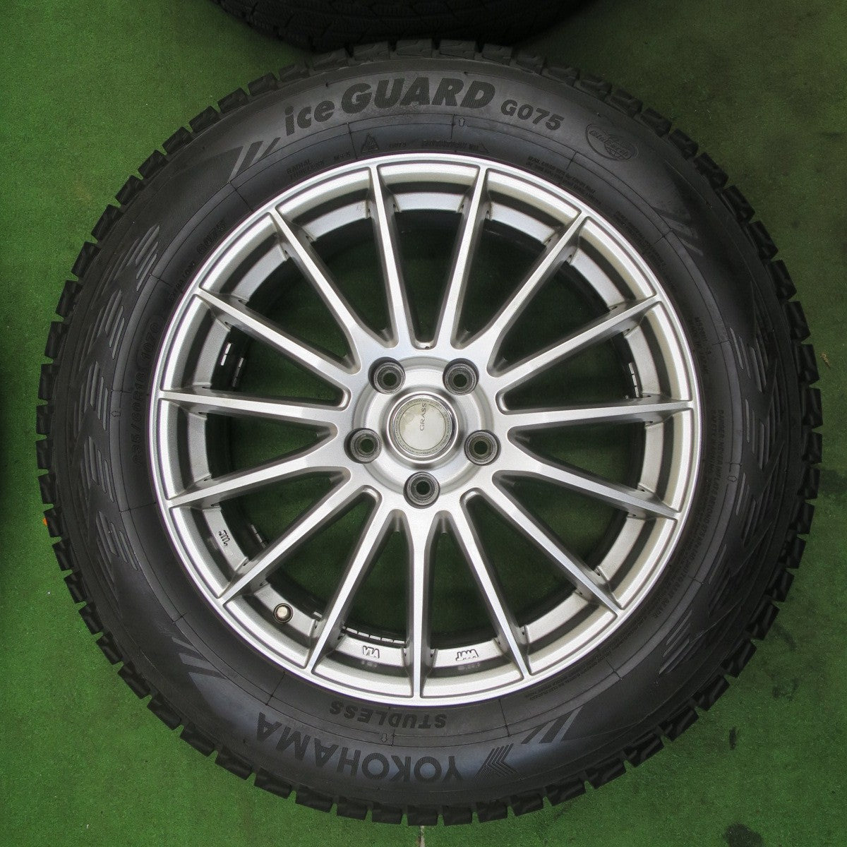 バリ溝！23年！キレイ！9.5分★スタッドレス 235/60R18 ヨコハマ アイスガード G075 GRASS グラス 18インチ PCD114.3/5H★5112210TTス