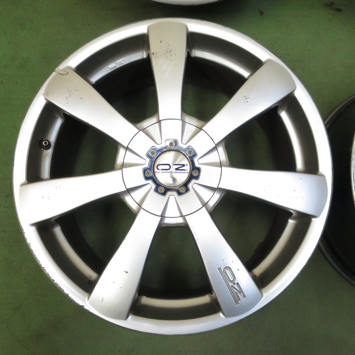 4本価格★O・Z Racing Titan 18インチ ホイール 18×8J OZ レーシング PCD100 108/5H マルチ★6072802NGホ