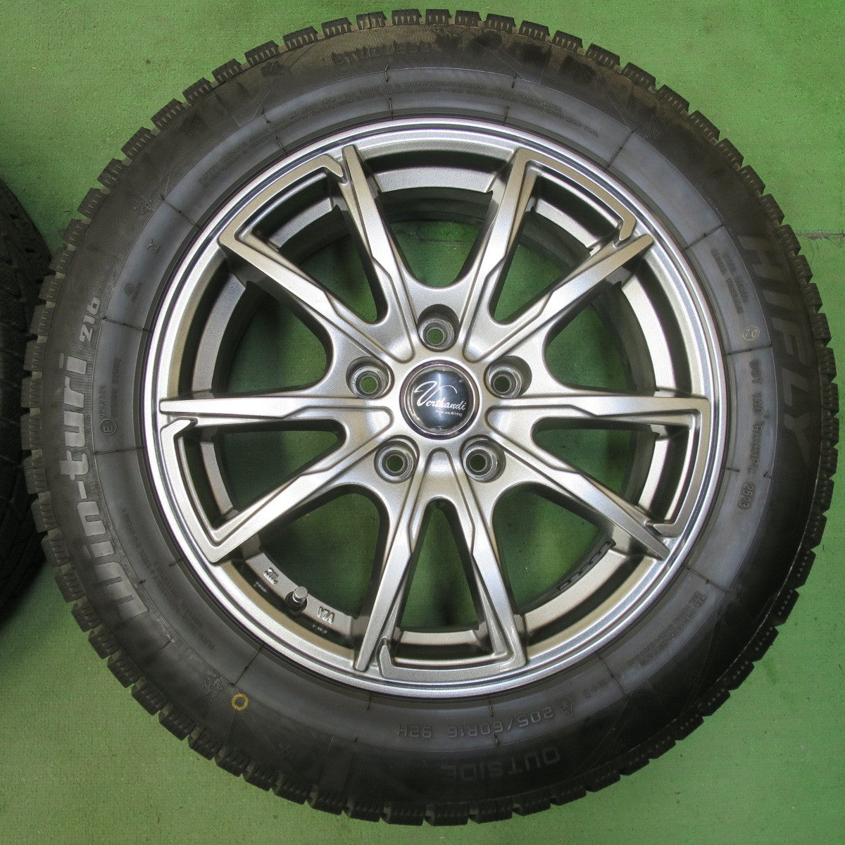 バリ溝！23年！キレイ！9.5分★スタッドレス 205/60R16 ハイフライ Win-turi 216 Verthandi ヴェルサンディ ヴェルザンディ 16インチ PCD114.3/5H★5081102イス