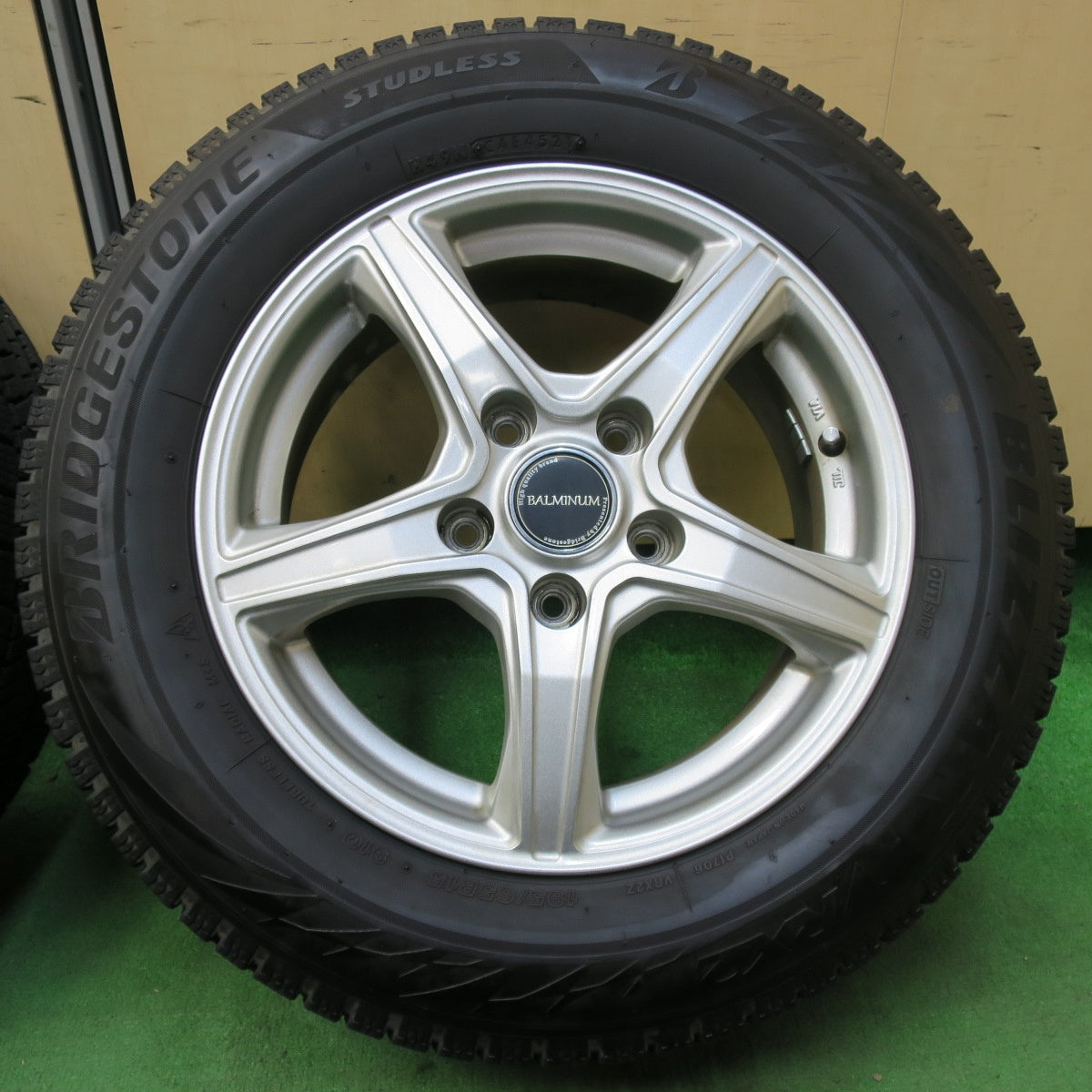 [送料無料] バリ溝！21年！キレイ！8.5分★スタッドレス 195/65R15 ブリヂストン ブリザック VRX2 BALMINUM バルミナ 15インチ PCD114.3/5H★4123015イス