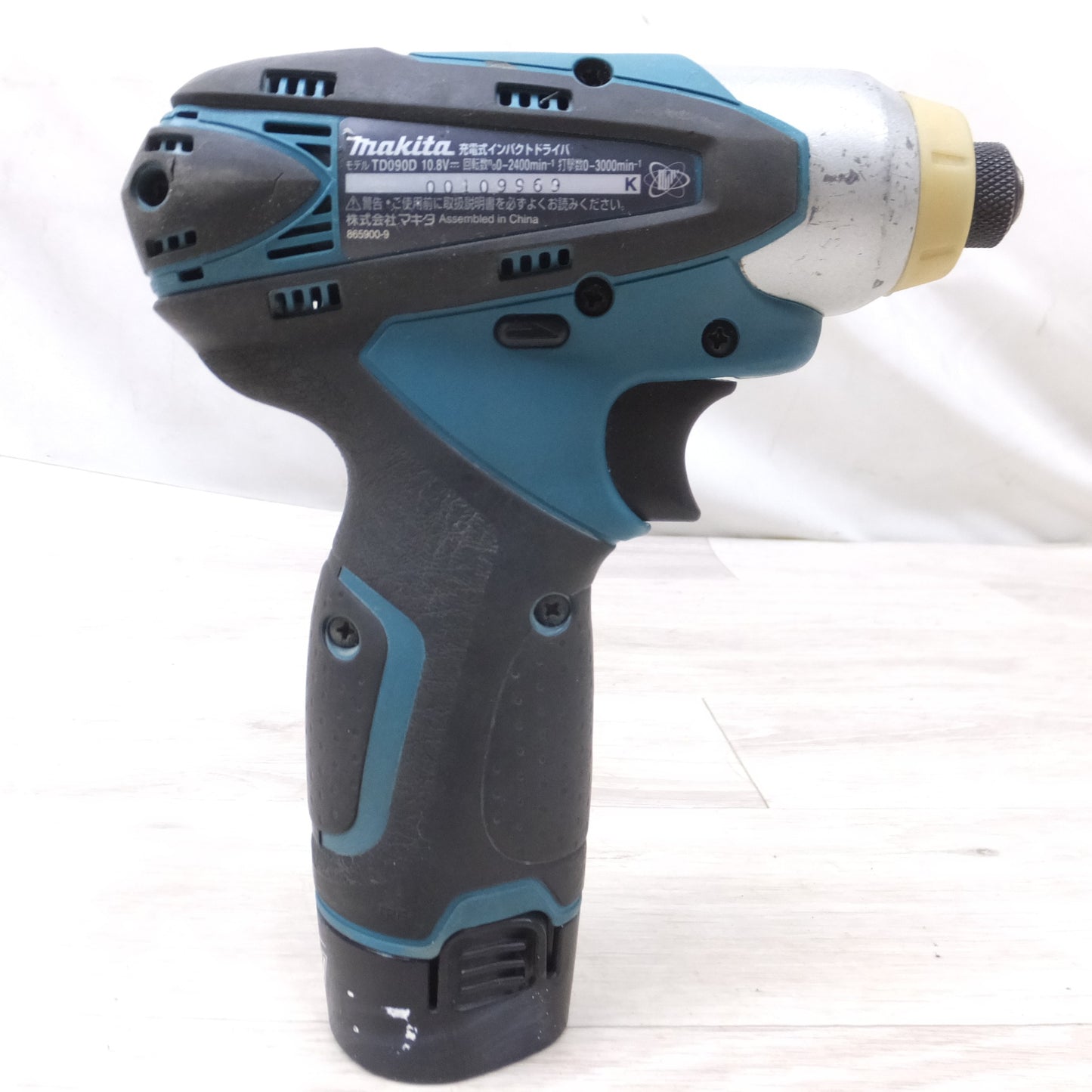 [送料無料] バッテリー2個！付属品付き◆マキタ 充電式 インパクト ドライバ 10.8V TD090D 充電器 ケース ビット ビス 付き 電動 工具◆