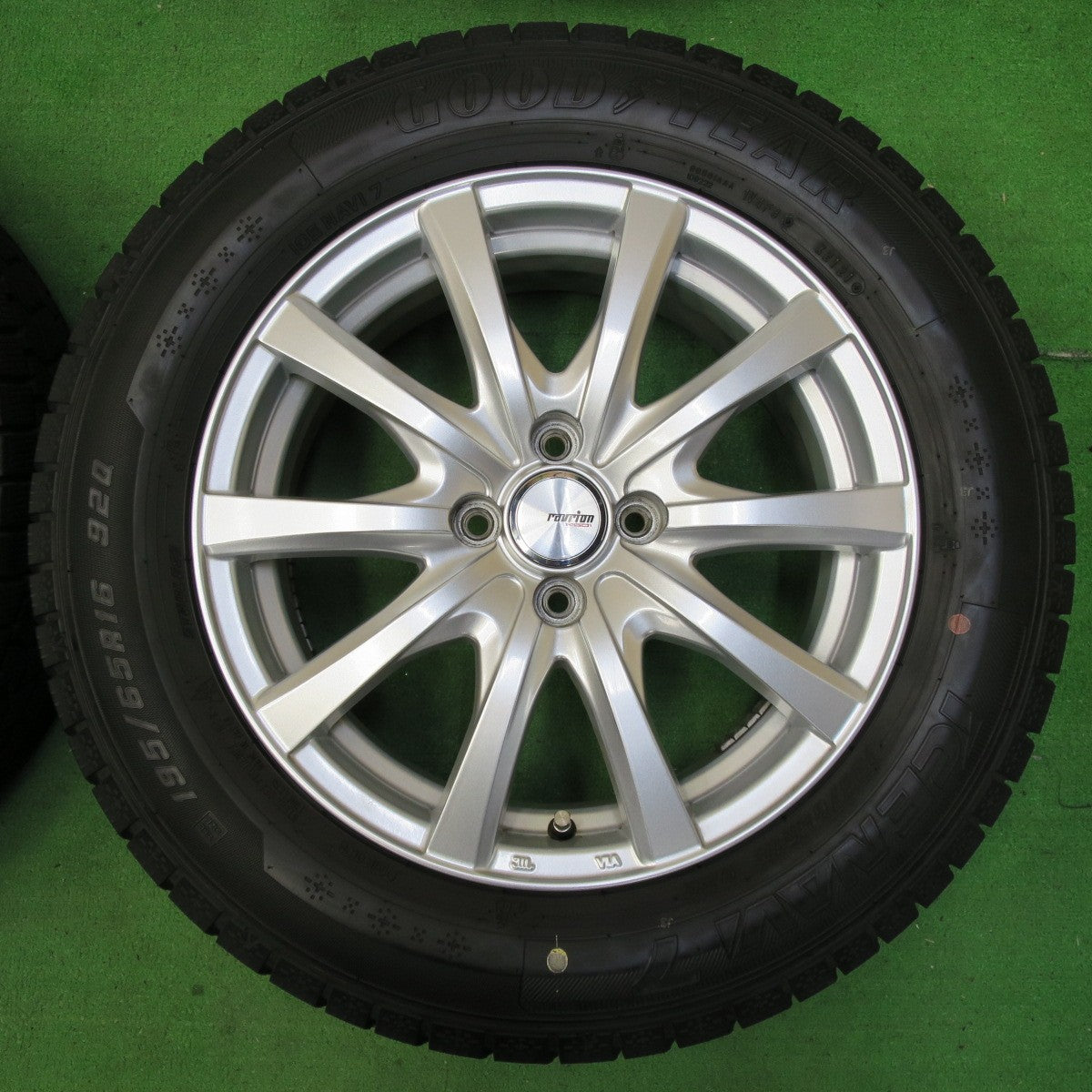 *送料無料* キレイ！21年★スタッドレス 195/65R16 グッドイヤー アイスナビ7 ravrion RS01 ラブリオン 16インチ PCD100/4H★4061204イス