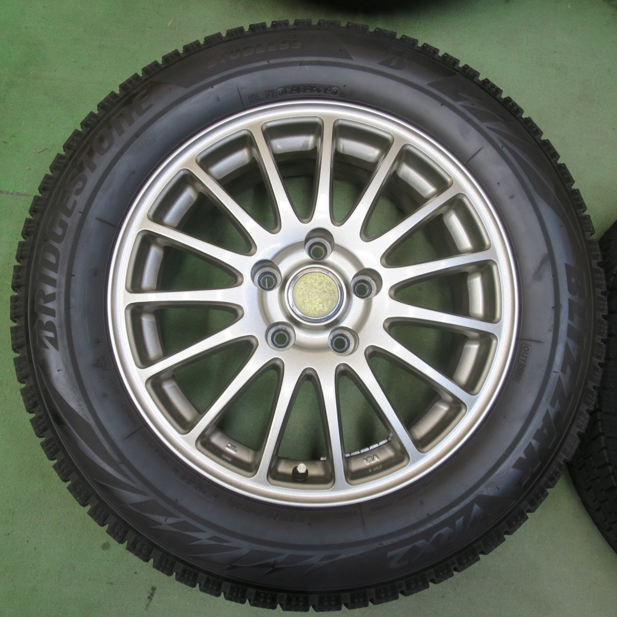 バリ溝！24年！キレイ！9.5分◎スタッドレス 215/60R16 ブリヂストン ブリザック VRX2 ECO FORME SE-12 エコフォルム 16インチ PCD114.3/5H◎6081110IMス