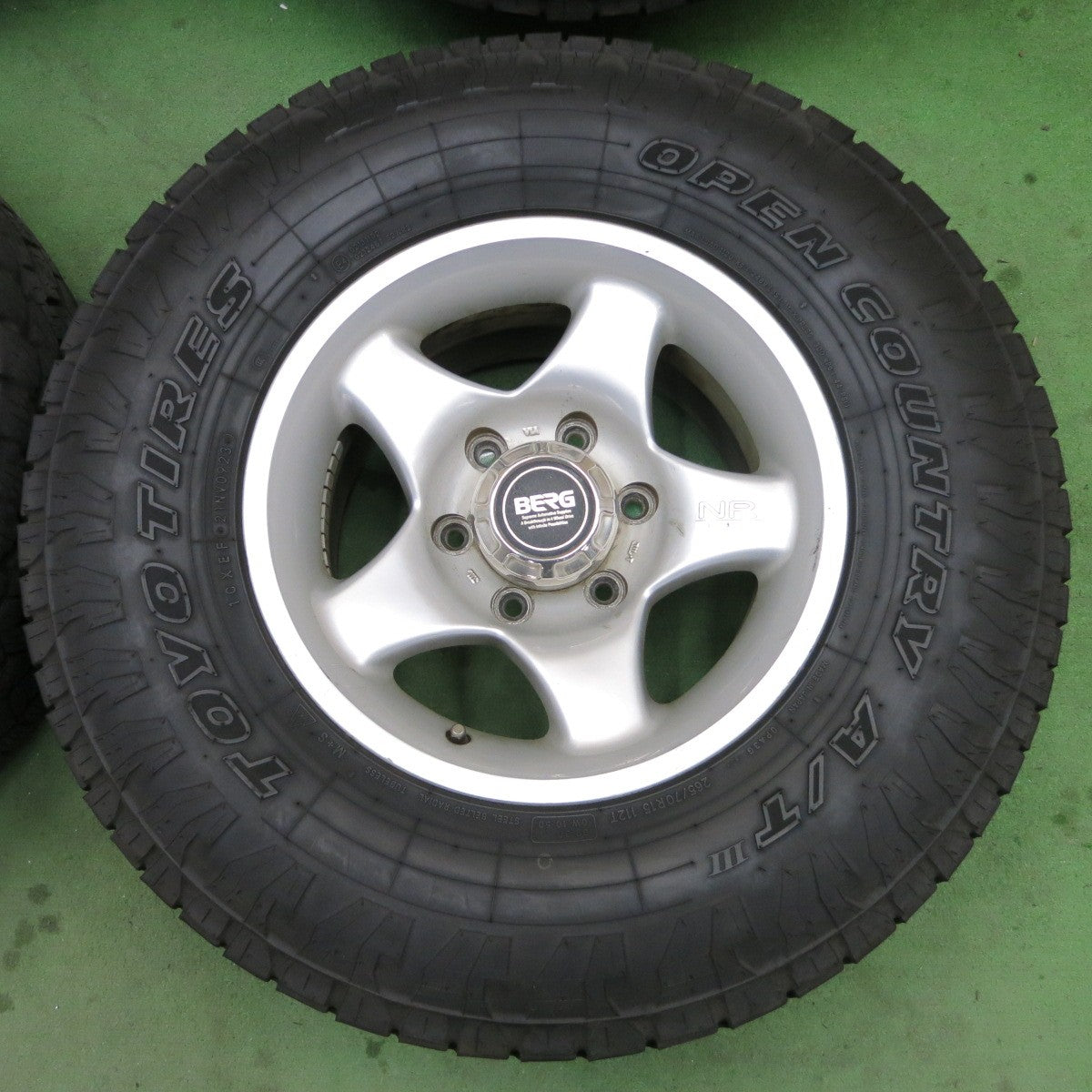 バリ溝！23年！9分★BERG NR595 265/70R15 トーヨー オープンカントリー A/T3 ベルグ 15インチ PCD139.7/6H★5042906ナノ