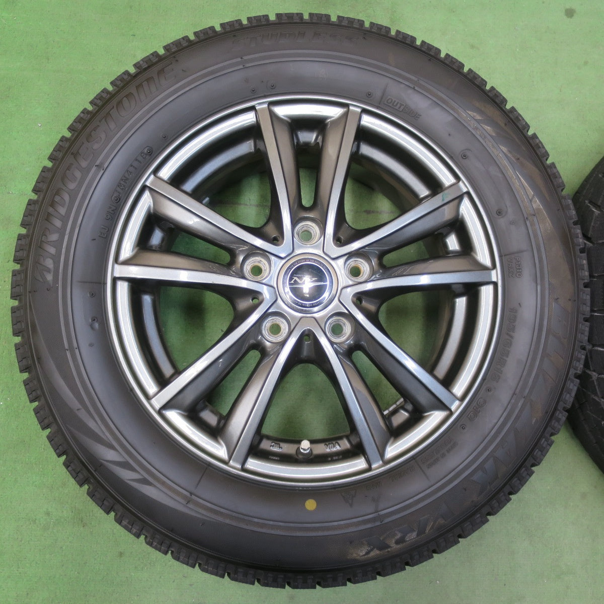 バリ溝！キレイ！ほぼ10分★スタッドレス 195/65R15 ブリヂストン ブリザック VRX NIRVANA NV ニルバーナ ニルヴァーナ 15インチ PCD114.3/5H★5122908イス