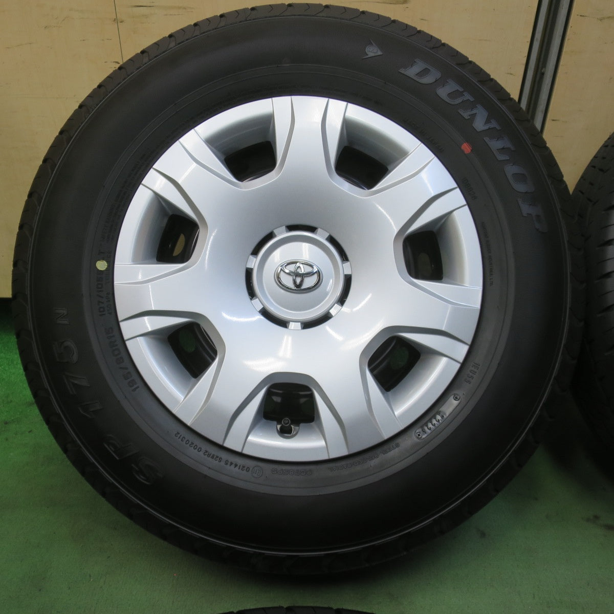 新車外し！26年◎トヨタ 200系 ハイエース 純正 スチール 195/80R15 107/105S ダンロップ SP175N 15インチ PCD139.7/6H◎6081001イノ