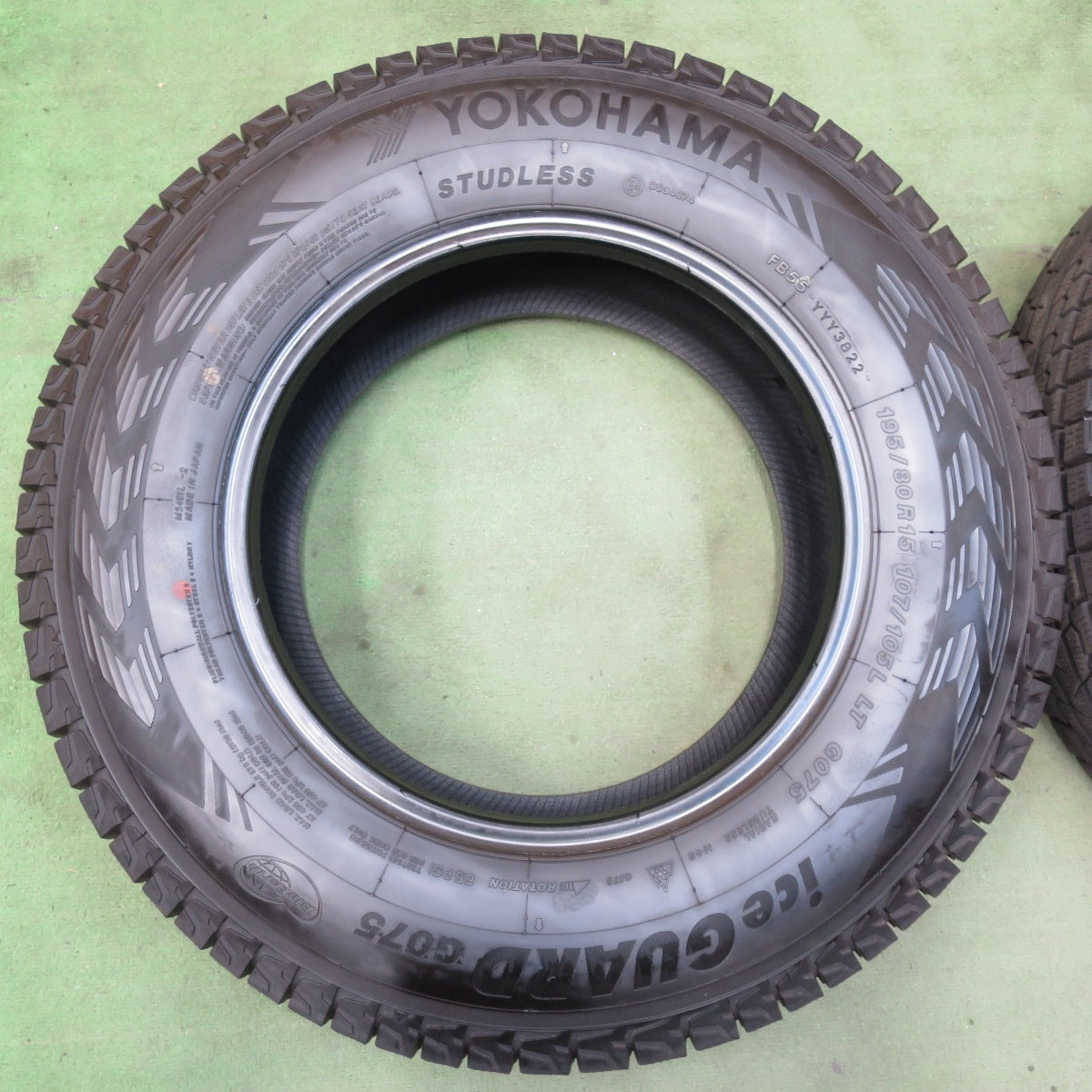 バリ溝！22年！9.5分★スタッドレス 195/80R15 107/105L ヨコハマ アイスガード G075 タイヤ 15インチ ジムニー シエラ ジムニー ノマド 等★5102509イスタ