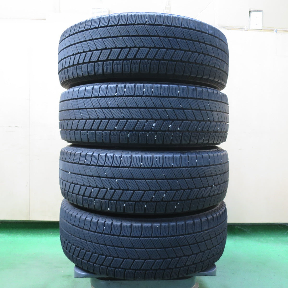 バリ溝！21年！キレイ！8.5分★アウディ ワーゲン 等 TRG 195/65R15 スタッドレス ブリヂストン ブリザック VRX3 15インチ PCD112/5H★5100703イス