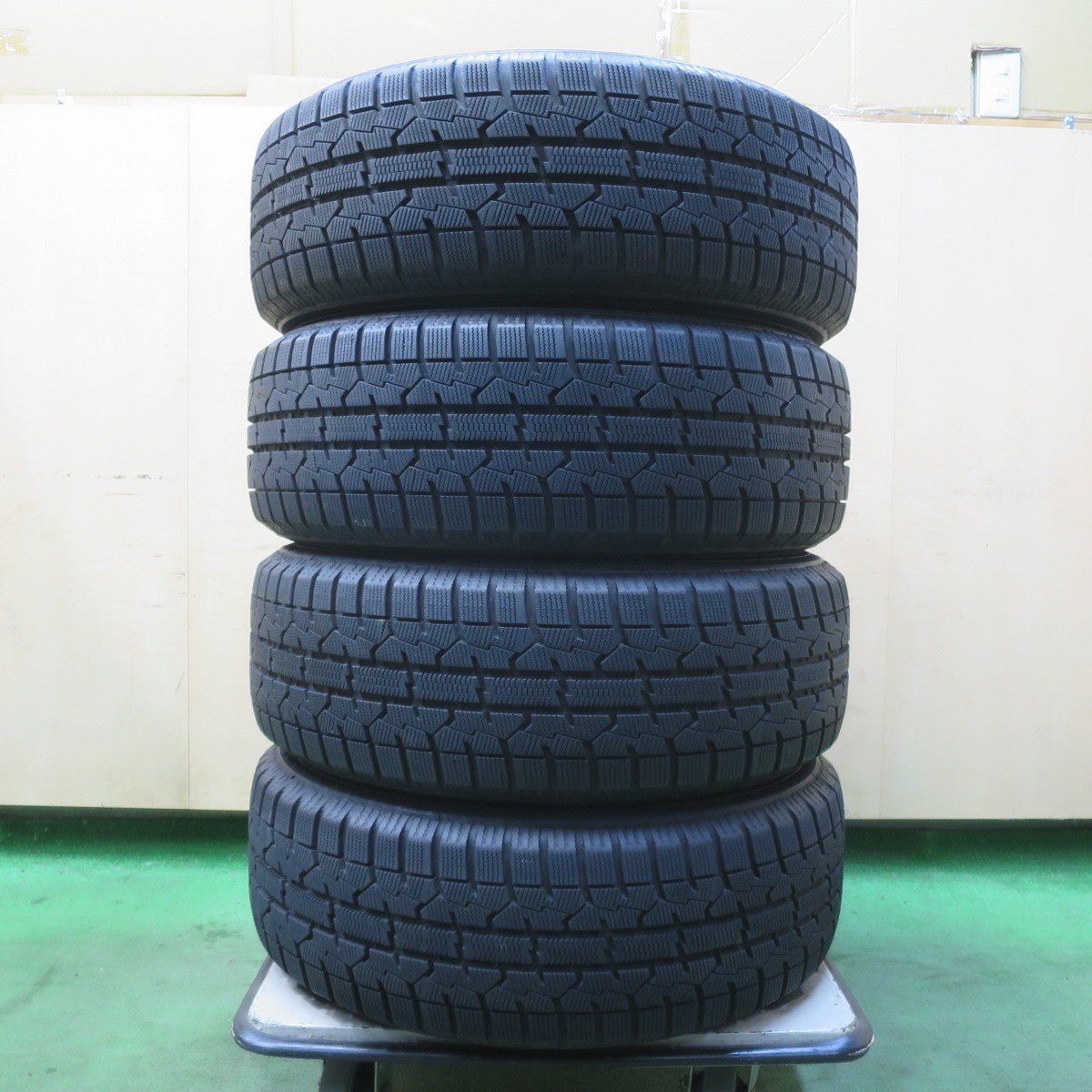 バリ溝！キレイ！9.5分以上★スタッドレス 205/60R16 トーヨー オブザーブ ガリット GIZ ravrion RM01 ラブリオン 16インチ PCD114.3/5H★6011613イス