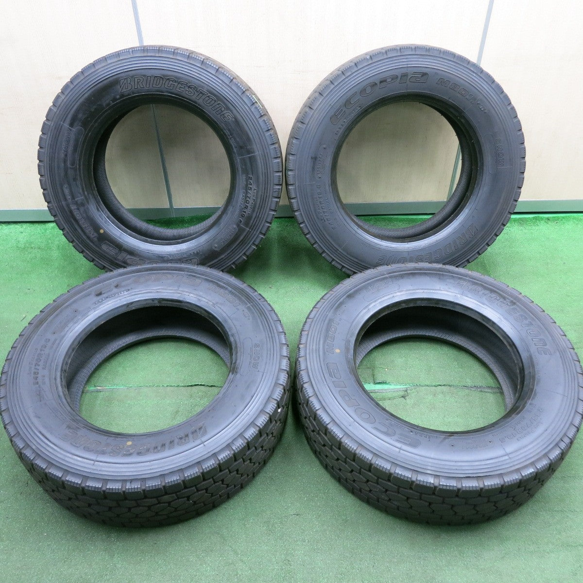 *送料無料* バリ溝！22年！9.5分★トラック タイヤ 245/70R19.5 136/134J ブリヂストン エコピア M801Ⅱ ミックス 19.5インチ★4071003HAノタ