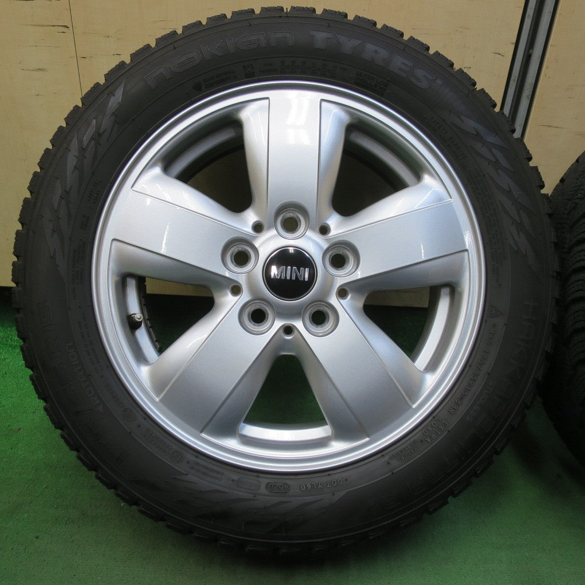 バリ溝！キレイ！9分★MINI ミニ クーパー F55 F56 純正 175/65R15 スタッドレス ノキアン タイヤ ハッカペリッタ R3 15インチ PCD112/5H★5102010イス