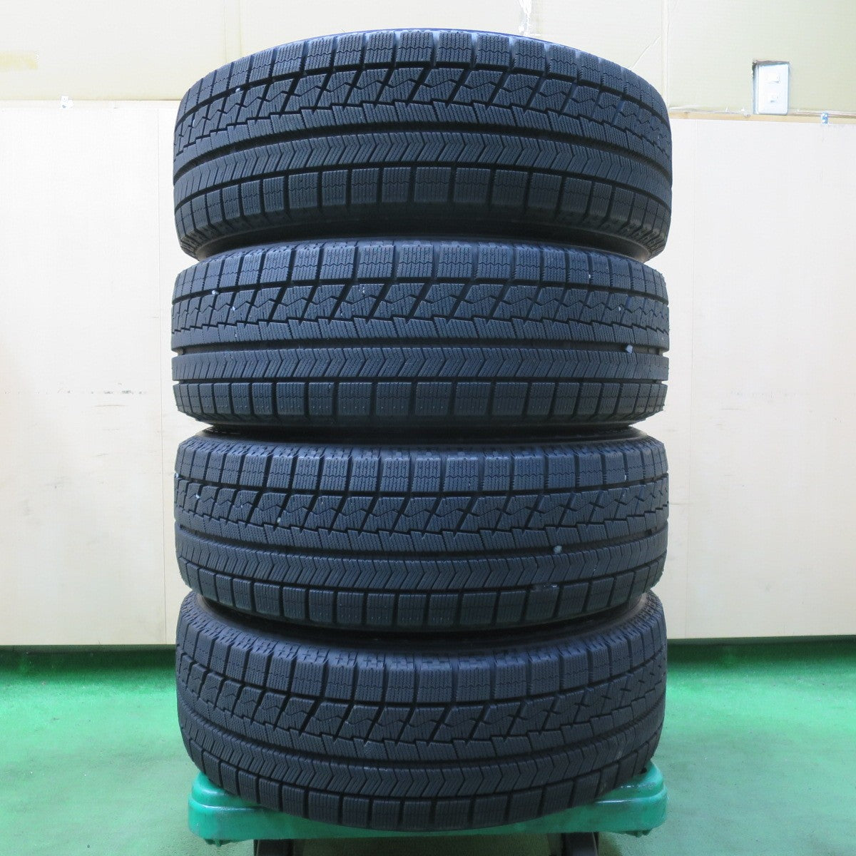 [送料無料] バリ溝！キレイ！ほぼ10分★スタッドレス 205/65R16 ブリヂストン ブリザック VRX ECO FORME エコフォルム 16インチ PCD114.3/5H★5011612イス