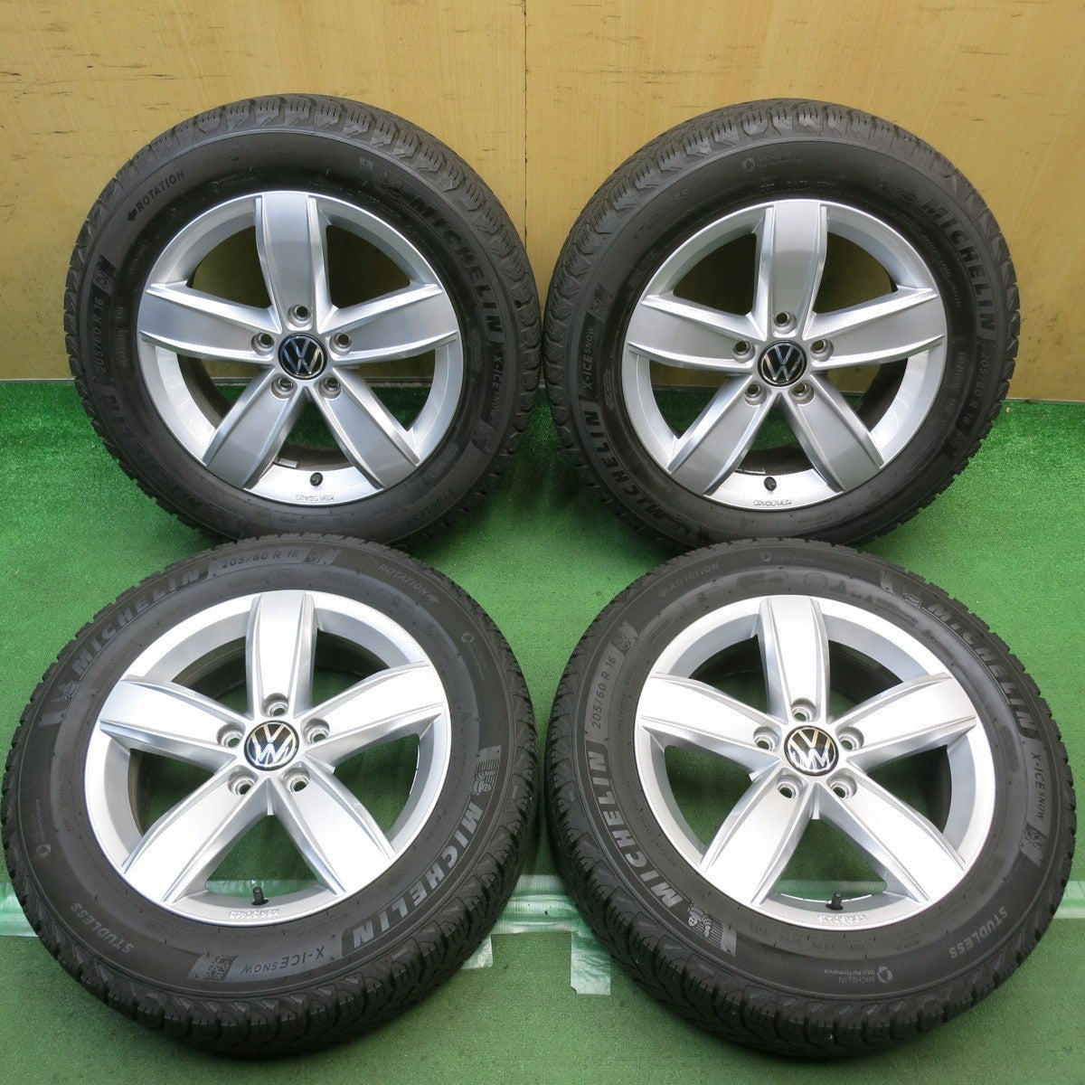 バリ溝！22年！キレイ！9.5分◎ワーゲン T-Roc 純正 205/60R16 スタッドレス ミシュラン X-ICE SNOW 16インチ PCD112/5H◎6091205HAス