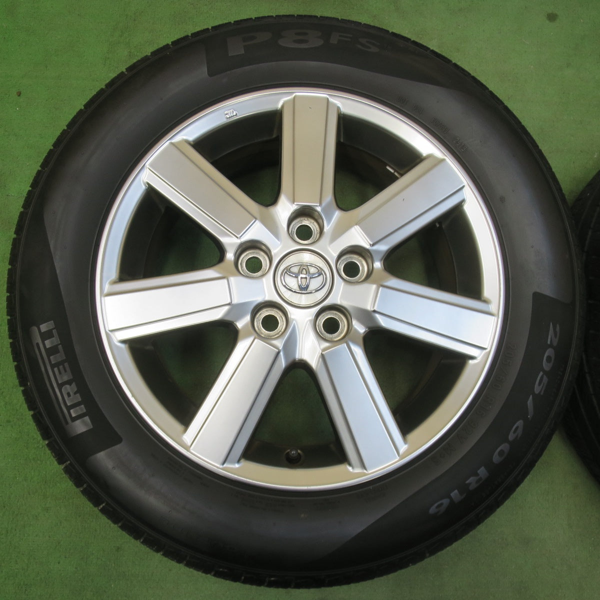 バリ溝！9.5分★トヨタ 70系 ノア ヴォクシー 純正 205/60R16 ピレリ P8FS 16インチ PCD114.3/5H★6010913イノ