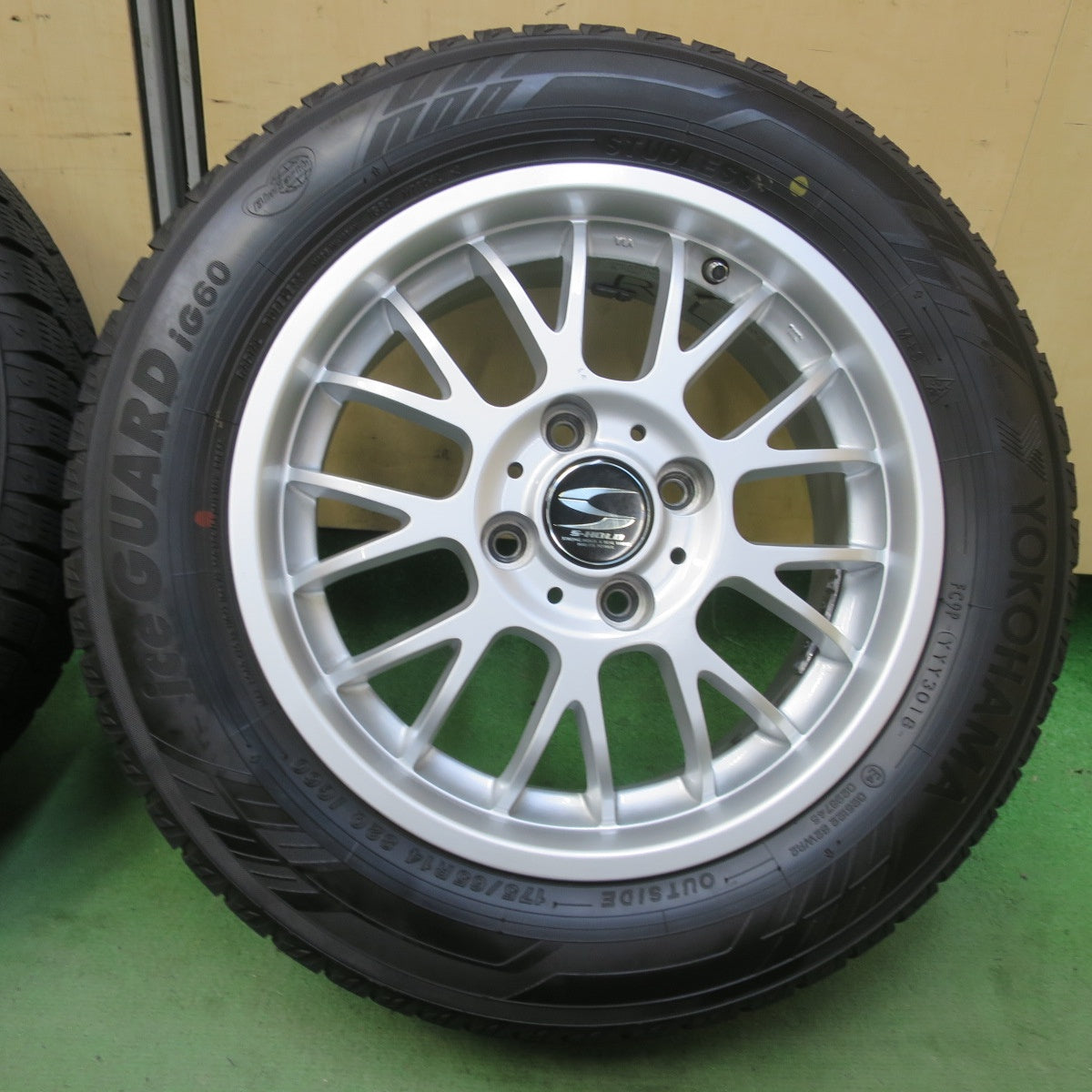 バリ溝！キレイ！9分★スタッドレス 175/65R14 ヨコハマ アイスガード iG60 S-HOLD 社外 アルミ 14インチ PCD100/4H★6052607イス