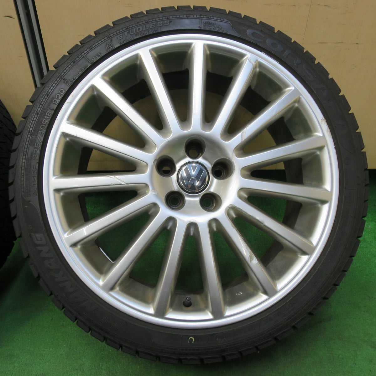 [送料無料] 超バリ溝！ほぼ10分★VW ワーゲン R32 ゴルフ 純正 225/40R18 スタッドレス ナンカン CORSAFA 18インチ PCD100/5H★4102109イス