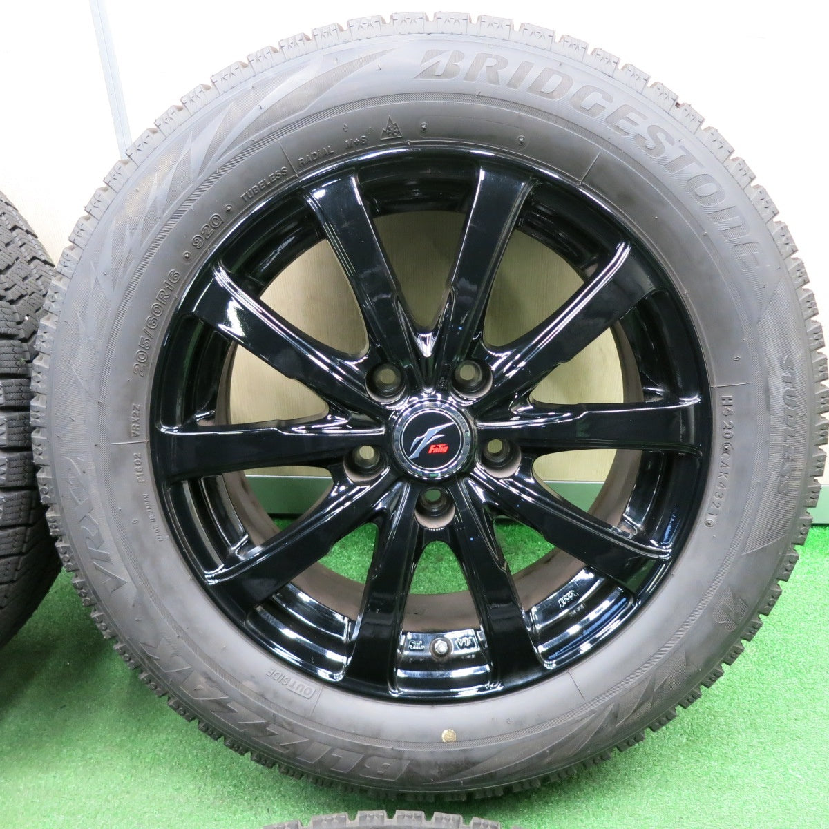*送料無料* バリ溝！21年！ほぼ10分★スタッドレス 205/60R16 ブリヂストン ブリザック VRX2 Fang ファング 16インチ PCD114.3/5H★4032506TNス