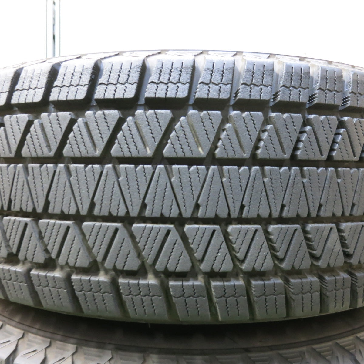 バリ溝！キレイ！9.5分★DELTA FORCE OVAL CRIMSON 225/70R16 スタッドレス ブリヂストン ブリザック DM-V3 デルタ フォース オーバル PCD114.3/5H★5073005SYス