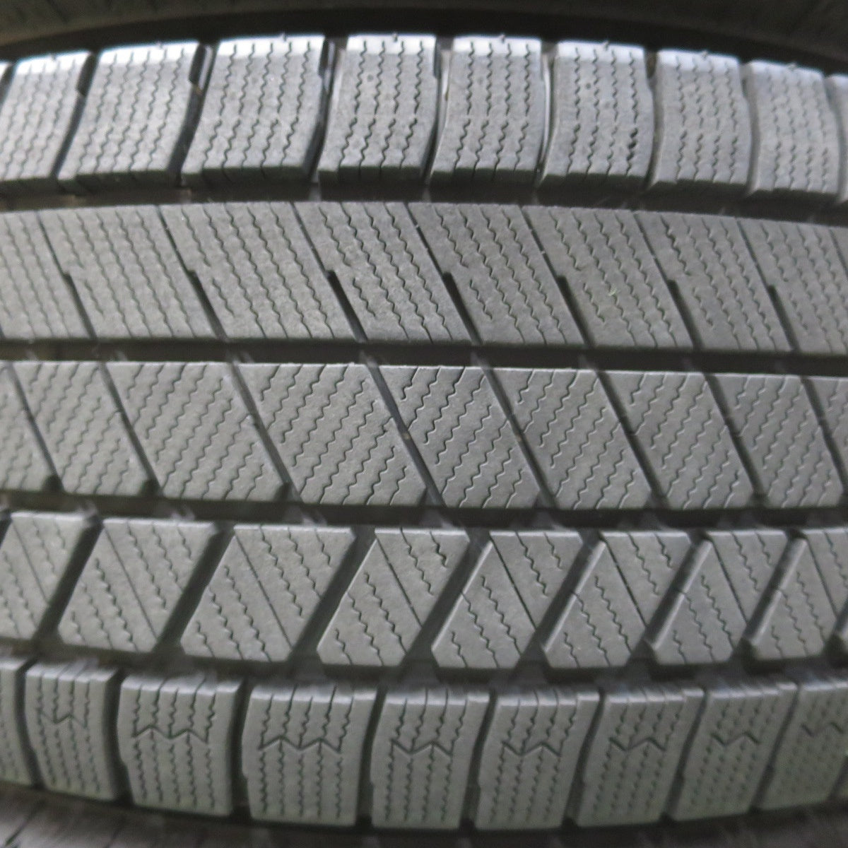 バリ溝！22年！9.5分★スタッドレス 225/65R17 ブリヂストン ブリザック VRX3 タイヤ 17インチ RAV4 ハリアー CX-5 CX-8 エクストレイル 等★6011503イスタ