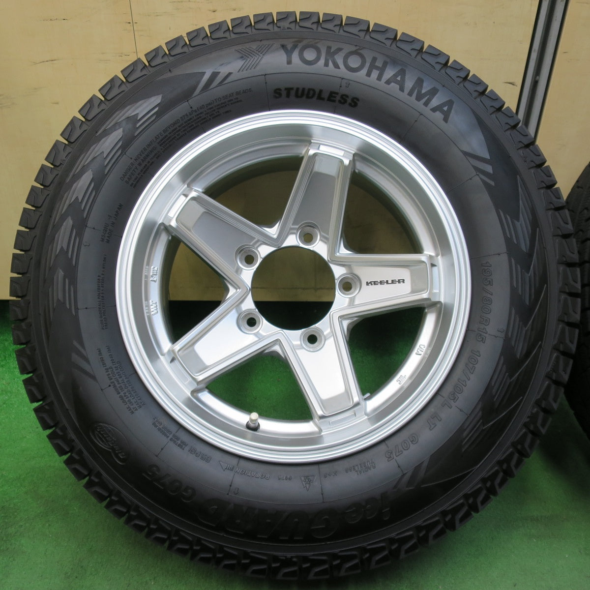 [送料無料] バリ溝！22年！キレイ！9.5分以上★ジムニー シエラ 等 KEELER スタッドレス 195/80R15 107/105L ヨコハマ アイスガード G075 キーラー 15インチ PCD139.7/5H★4121407イス