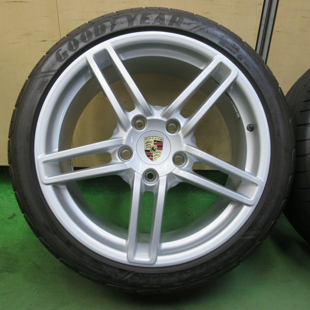 キレイ★ポルシェ 991 911 カレラ2 純正 235/40R19 285/35R19 グッドイヤー イーグル F1 アシメトリック2 19インチ PCD130/5H★5103011イノ