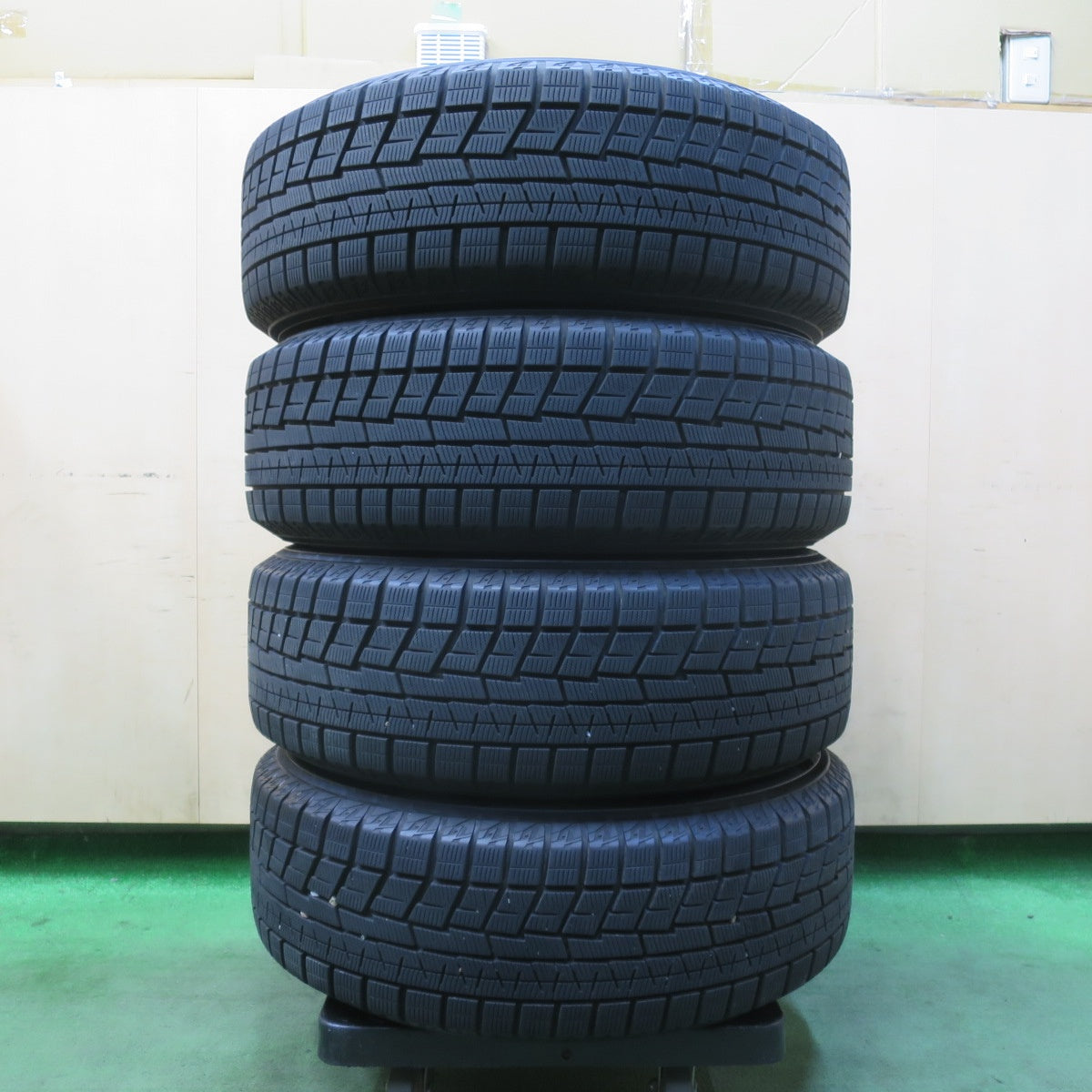 バリ溝！23年！キレイ！9.5分以上★スタッドレス 215/60R17 ヨコハマ アイスガード iG60 SCHNEIDER シュナイダー 17インチ PCD114.3/5H★5120203イス