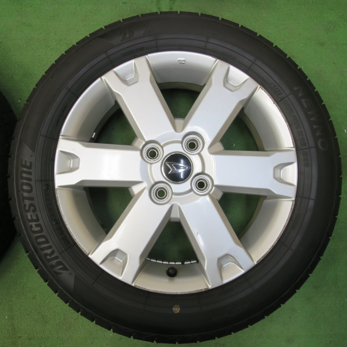 [送料無料] バリ溝！24年！ほぼ10分★ダイハツ LA900S タフト 純正 165/65R15 ブリヂストン NEWNO ニューノ 15インチ PCD100/4H★5040507イノ