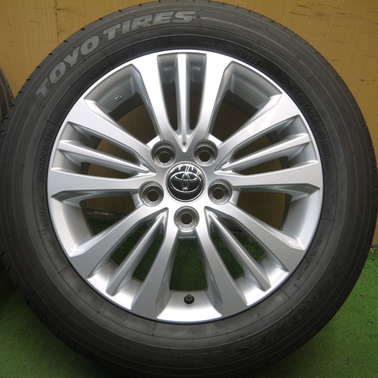 *送料無料* バリ溝！23年！キレイ！8.5分★トヨタ 90系 ノア ヴォクシー 純正 205/60R16 トーヨー プロクセス J68 16インチ PCD114.3/5H★4053103Hノ