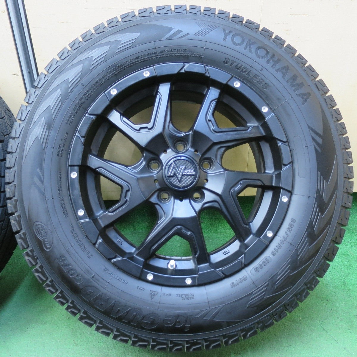 バリ溝！23年！キレイ！9.5分以上★NITRO POWER DERINGER 225/70R16 スタッドレス ヨコハマ アイスガード G075 ナイトロパワー デリンジャー 16インチ PCD114.3/5H★5032405イス
