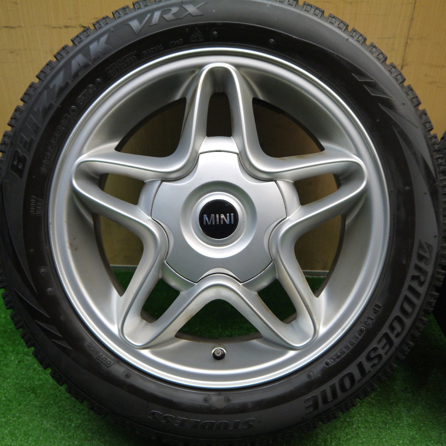 バリ溝！キレイ！8.5分★MINI ミニ クーパー S R55 R56 純正 195/55R16 スタッドレス ブリヂストン ブリザック VRX 16インチ PCD100/4H★5110504Hス