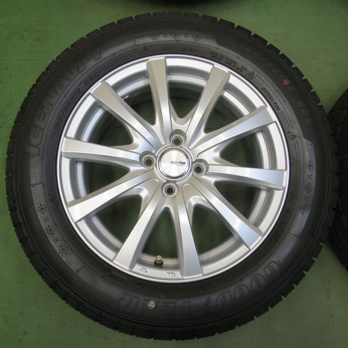 バリ溝！キレイ！ほぼ10分◎スタッドレス 195/65R16 グッドイヤー アイスナビ7 ravrion RS01 ラブリオン 16インチ PCD100/4H◎6062003イス