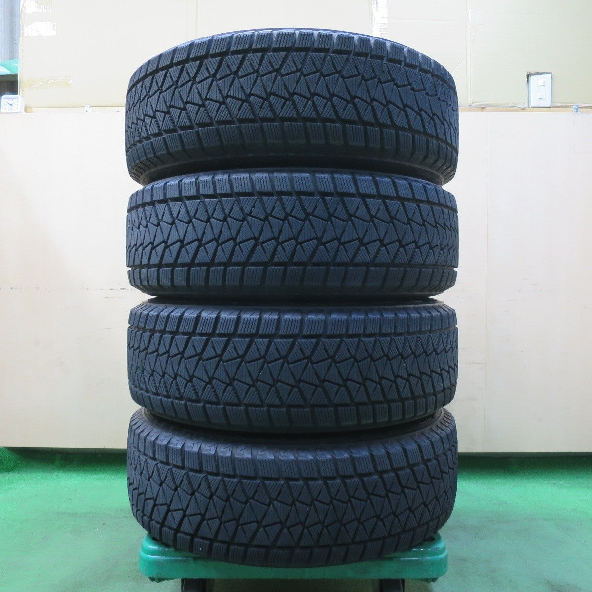 バリ溝！キレイ！8.5分★スタッドレス 225/65R17 ブリヂストン ブリザック DM-V2 ECO FORME エコフォルム 17インチ PCD114.3/5H★5032907イス
