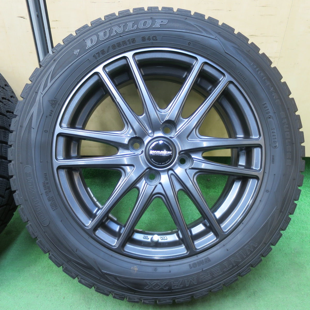 [送料無料] バリ溝！キレイ！9.5分★スタッドレス 175/65R15 ダンロップ ウインターマックス WM01 WAREN ヴァーレン 15インチ PCD100/4H★5032801イス