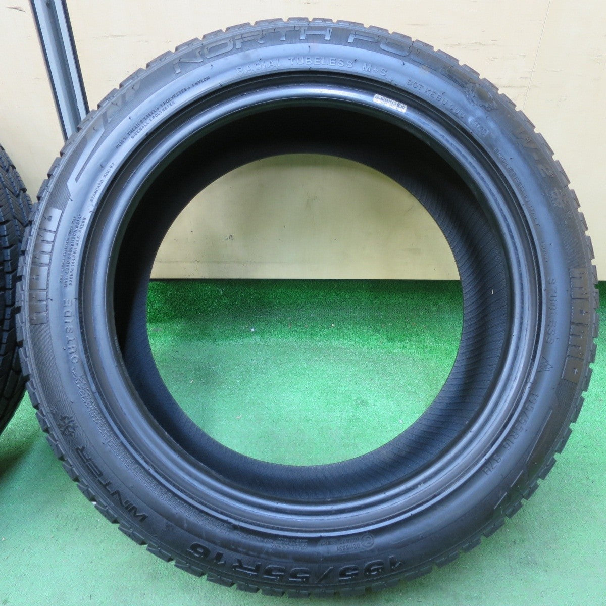 バリ溝！23年！9.5分★スタッドレス 195/55R16 モモ NORTH POLE W-2 タイヤ 16インチ  アクア アクシオ フィールダー ヴィッツ ノート フリード デミオ 等★5011003イスタ