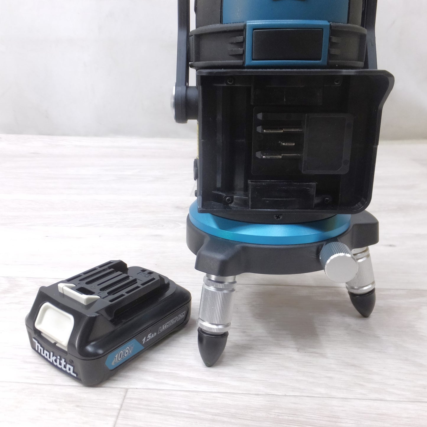 [送料無料] キレイ◆makita マキタ 充電式 屋内・野外兼用 墨出し器 SK209GD 10.8V バッテリー 充電器 LDG-3 受光器 三脚付き◆