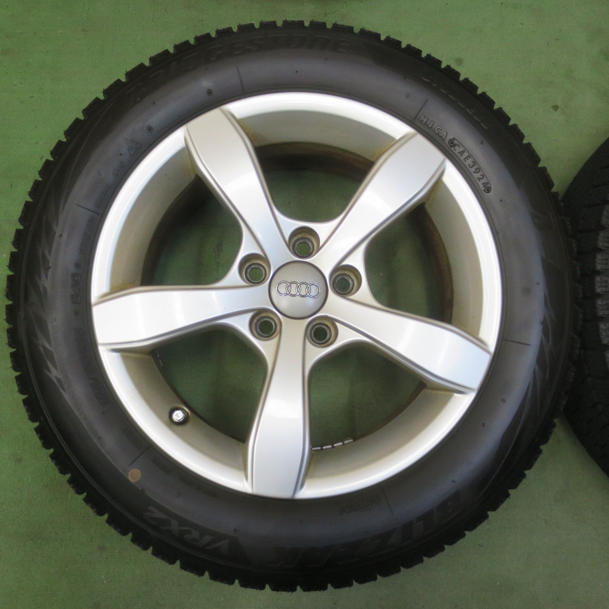 ほぼ未使用！24年★アウディ A1 8X 純正 185/60R15 スタッドレス ブリヂストン ブリザック VRX2 15インチ PCD100/5H★6051302イス