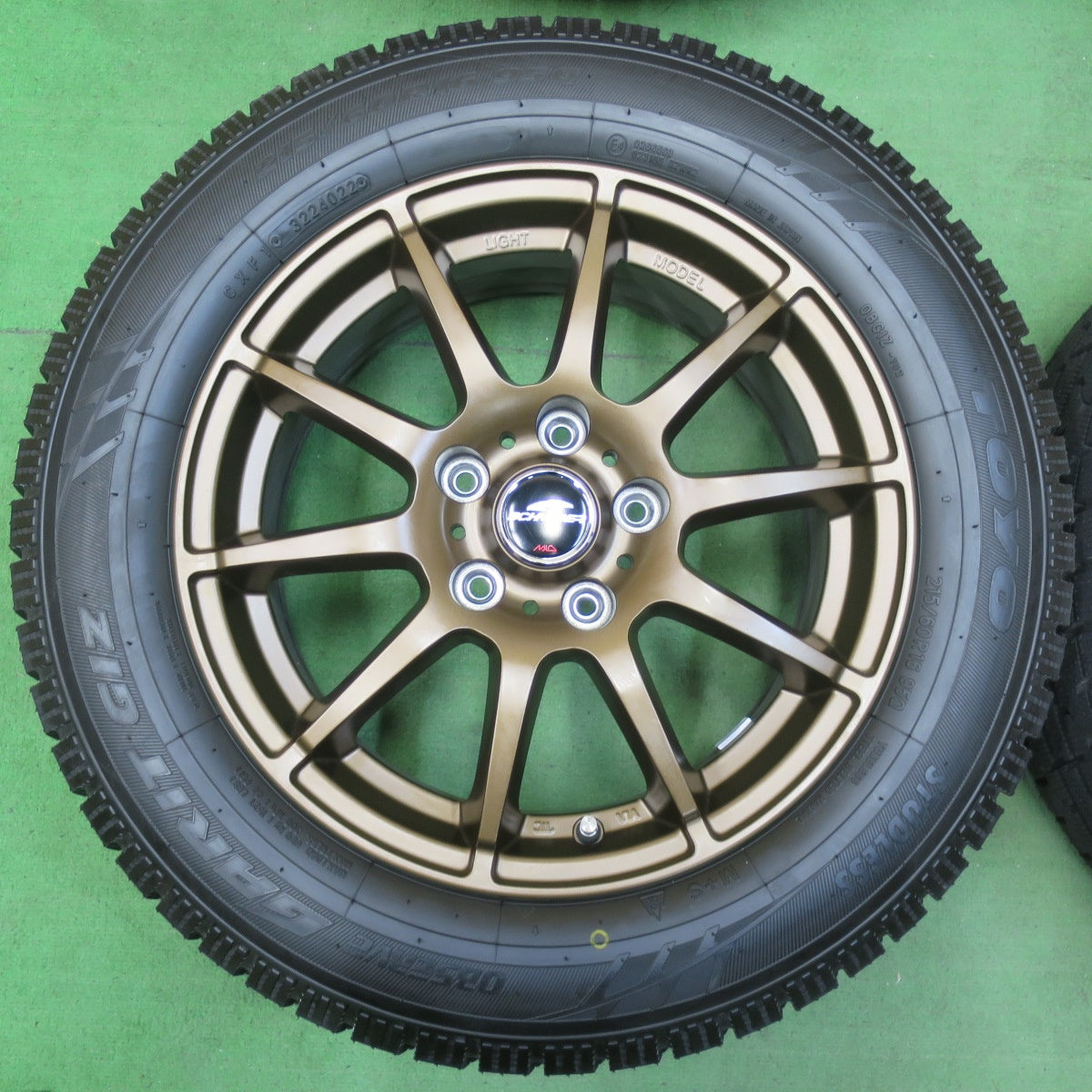 [送料無料] タイヤほぼ未使用！22年！キレイ★スタッドレス 215/60R16 トーヨー オブザーブ ガリット GIZ SCHNEIDER MiD シュナイダー 16インチ PCD114.3/5H★5031305イス