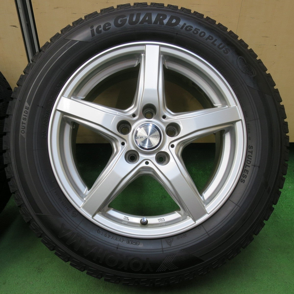バリ溝！キレイ！9.5分★スタッドレス 215/60R16 ヨコハマ アイスガード iG50 プラス VIOLENTO ヴィオレント 16インチ PCD114.3/5H★5011701イス