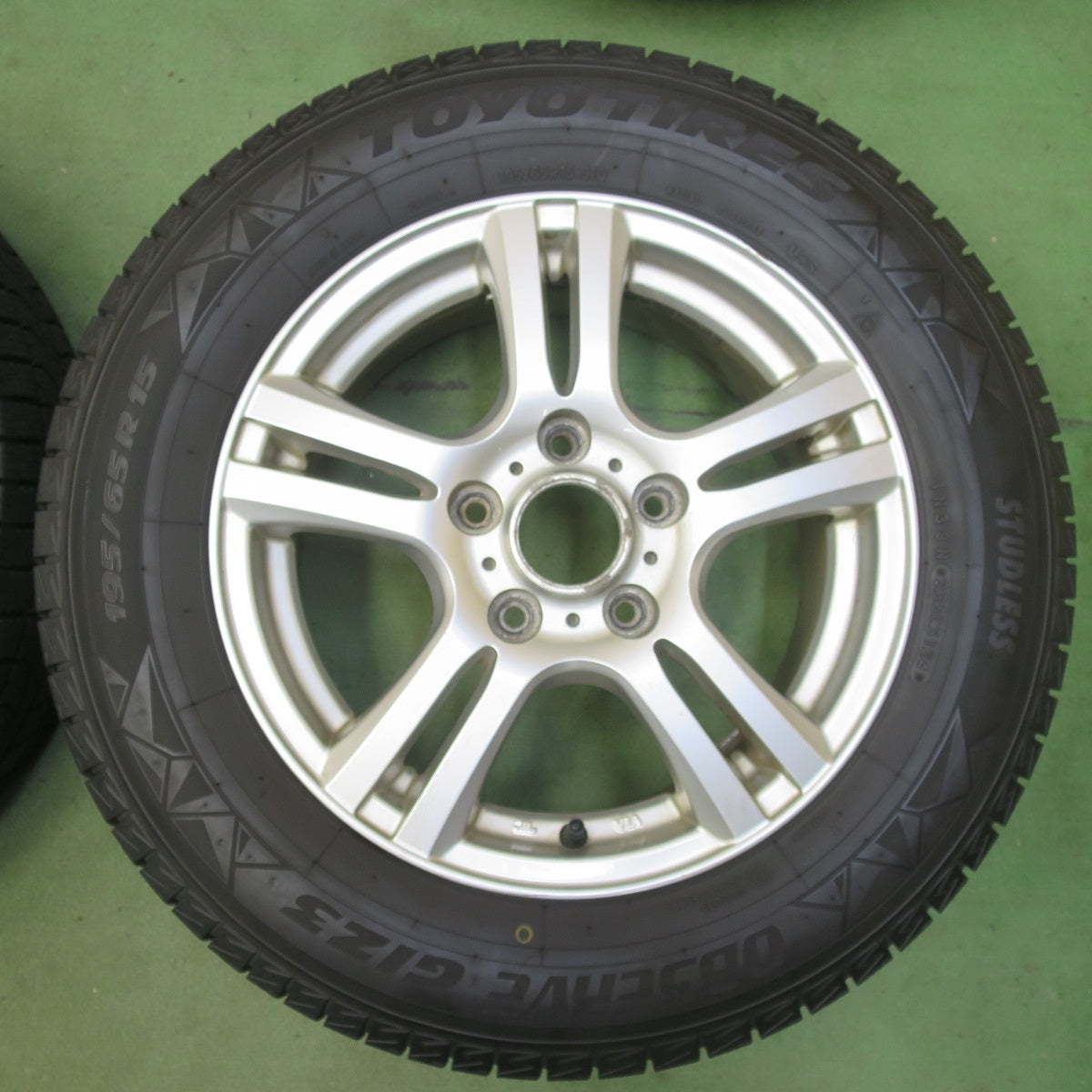 バリ溝！24年！9分◎スタッドレス 195/65R15 トーヨー オブザーブ GIZ3 社外 アルミ 15インチ PCD114.3/5H◎6062702イス