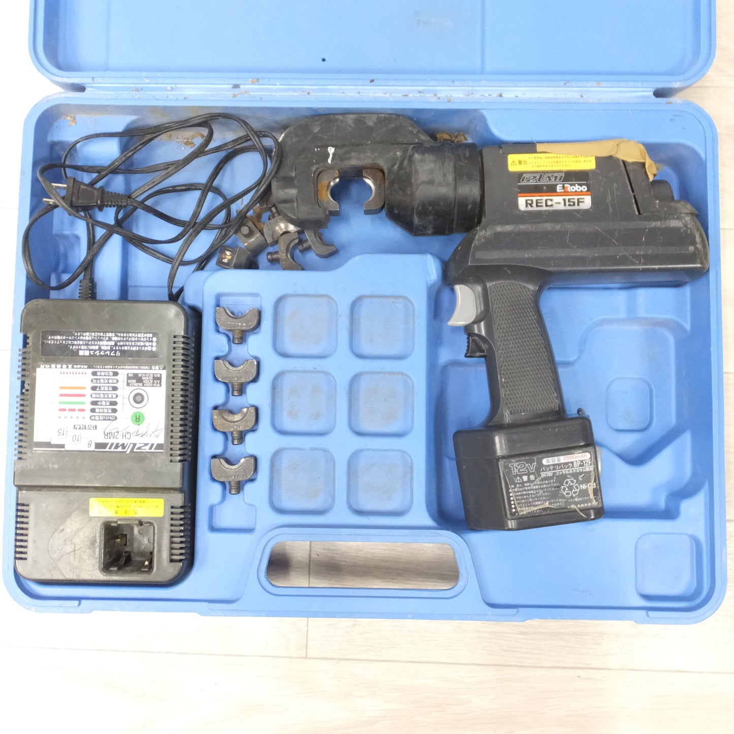 [送料無料] 付属品付き◆泉精機 IZUMI 電動 油圧式 工具 充電式 12V REC-15F バッテリー 充電器 ケース ダイス 付き 電動 工具◆
