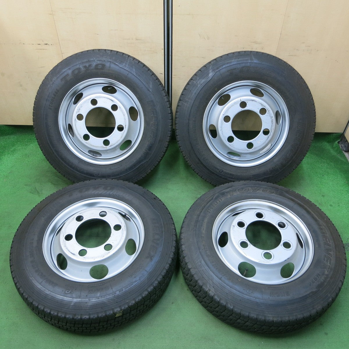 [送料無料] バリ溝！9分★トラック タイヤ 205/80R17.5 120/118L スタッドレス トーヨー デルベックス M934 TOPY スチール 115-9CS 17.5インチ PCD222.25/6H★5030501ナス