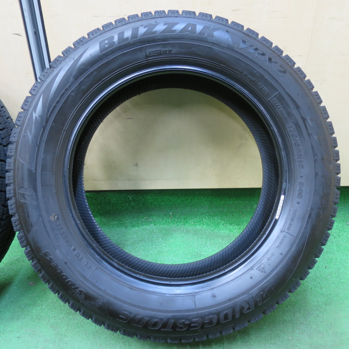 [送料無料] バリ溝！23年！ほぼ10分★スタッドレス 175/65R15 ブリヂストン ブリザック VRX2 タイヤ 15インチ フィット アクア スイフト キューブ等★4112303イスタ