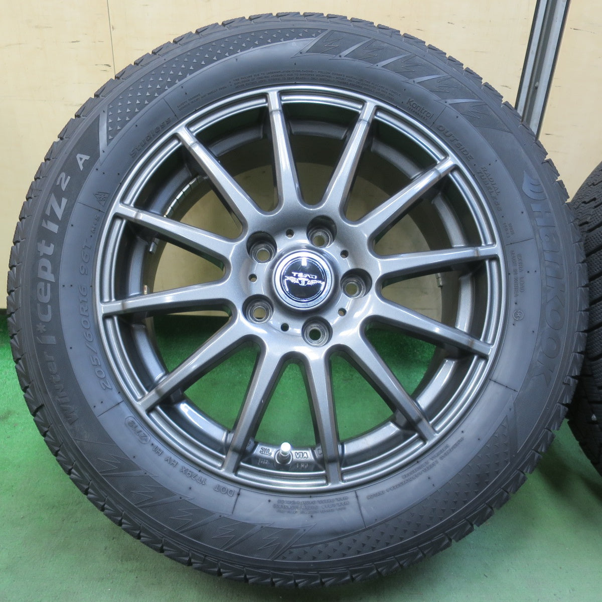 バリ溝！キレイ！9分★スタッドレス 205/60R16 ハンコック ウインター アイセプト IZ 2A TEAD テッド 16インチ PCD114.3/5H★6050520イス