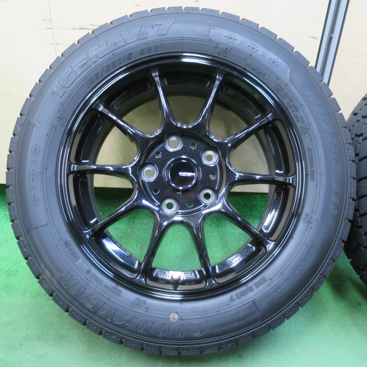 バリ溝！23年！キレイ！9.5分以上★スタッドレス 185/65R15 グッドイヤー アイスナビ7 G-SPEED Gスピード 15インチ PCD114.3/5H★5062908イス