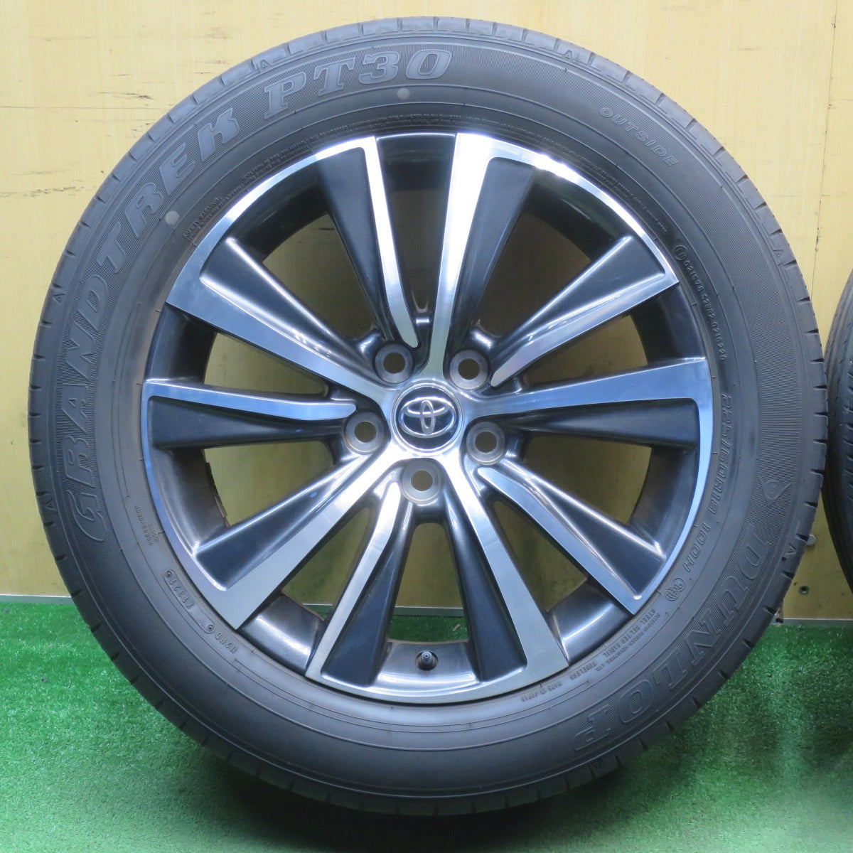 キレイ★トヨタ 80系 ハリアー Gグレード 純正 225/60R18 ダンロップ グラントレック PT30 18インチ PCD114.3/5H★6051804NJノ